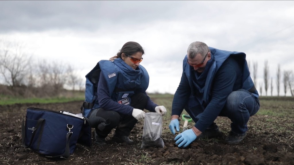 Le prélèvement d'échantillons de sol dans les terres agricoles ukrainiennes touchées par les vestiges de la guerre et les munitions explosées est une partie essentielle du travail à haut risque de la FAO.